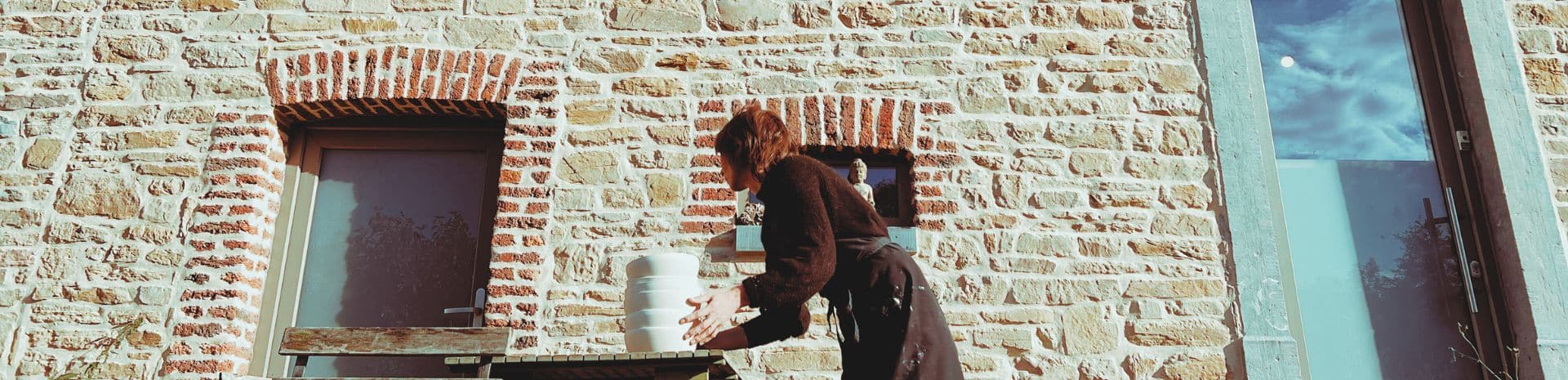 Amandine Charmant devant son atelier