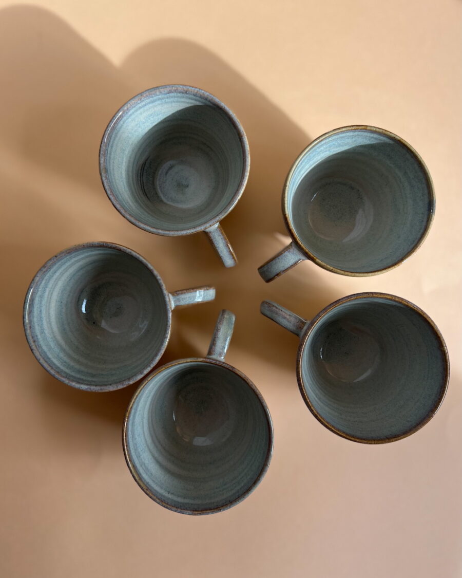 les tasses, les mugs et les gobelets