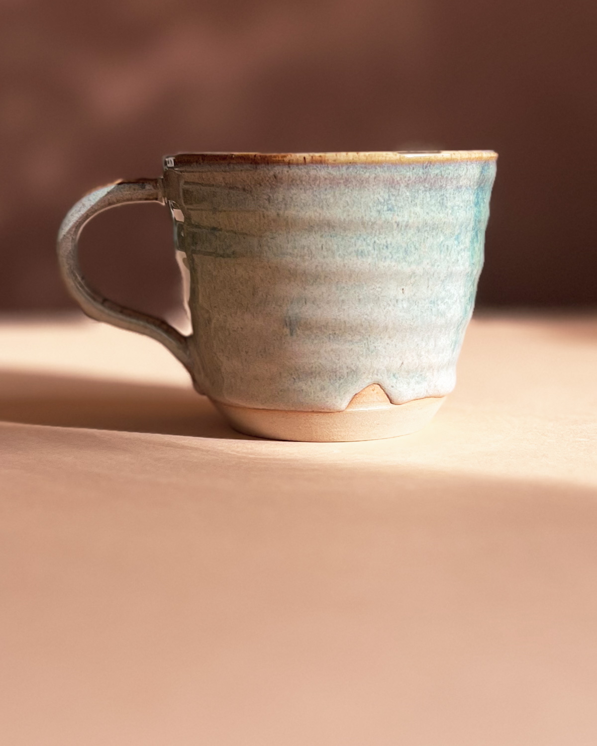 Une tasse réalisé par le Studio Lunatique à Gesves - couleur beige avec une touche de bleu.