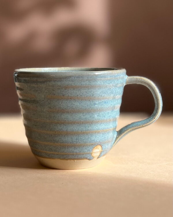 Une grande tasse bleue fabriquée par Studio Lunatique à Gesves
