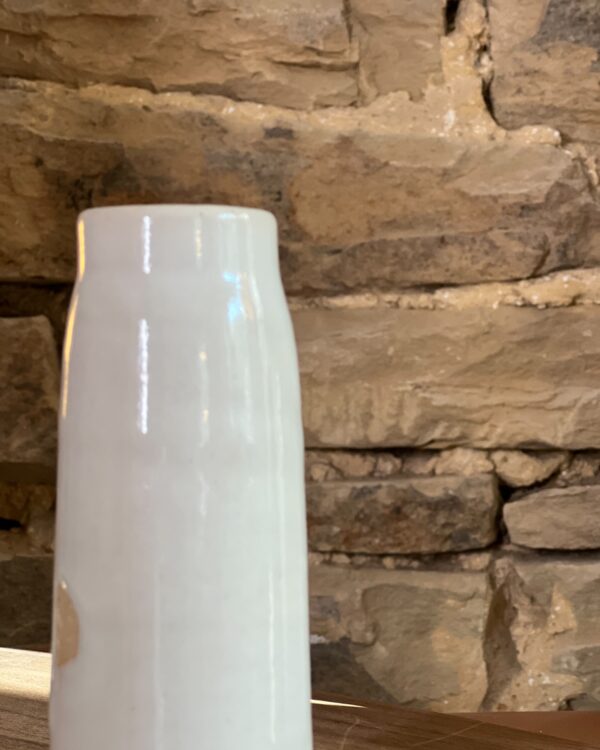 Petit vase blanc crée par Studio Lunatique à Gesves