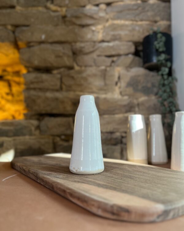 Petit vase blanc en forme de bouteille