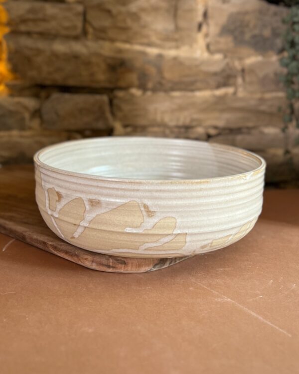 Saladier beige en grès - fabriqué artisanalemement par Studio Lunatique dans le cadre de la collection Manifesto.