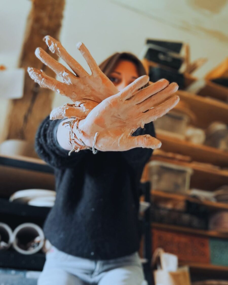 Amandine Charmant, céramiste avec les mains pleines d'argile
