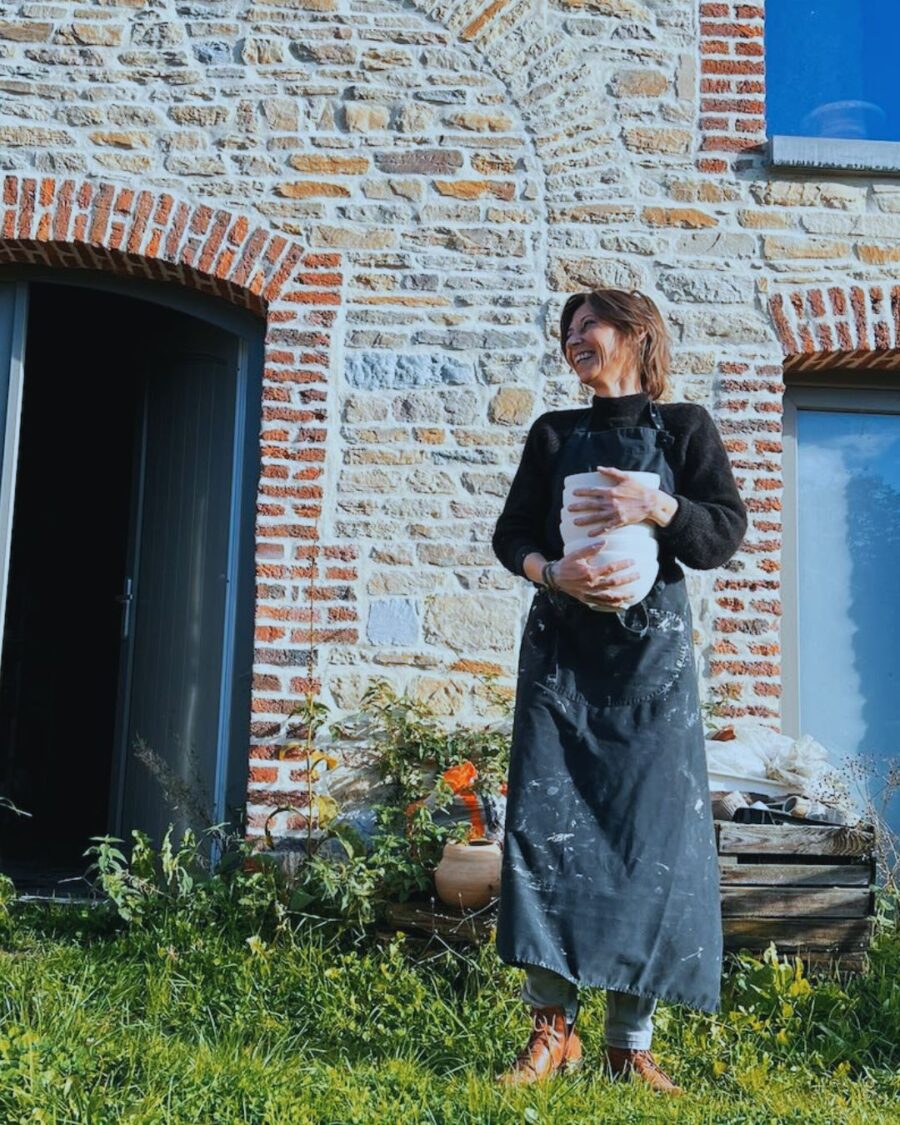 Amandine Charmant devant l'atelier Studio Lunatique
