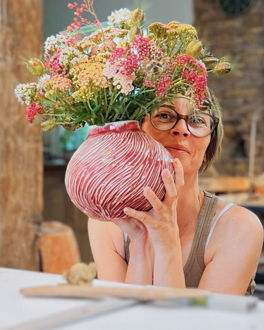 Portrait Amandine Charmant céramiste avec un vase